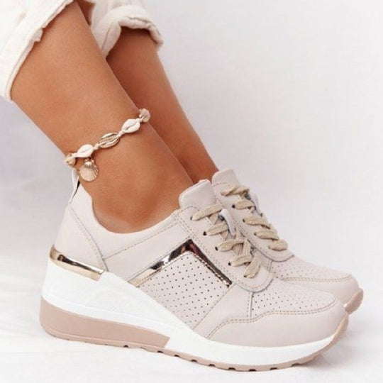 Damen Keil-Sneaker mit perforiertem Obermaterial, gepolstertem Komfortkragen und reflektierenden Metalldetails Shop Nory