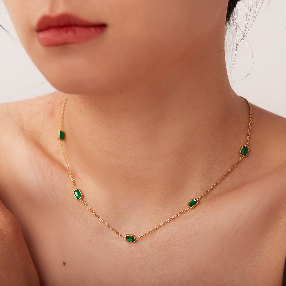 Damen Halskette mit elegantem grünem Steindesign und zarter Goldbeschichtung Shop Nory