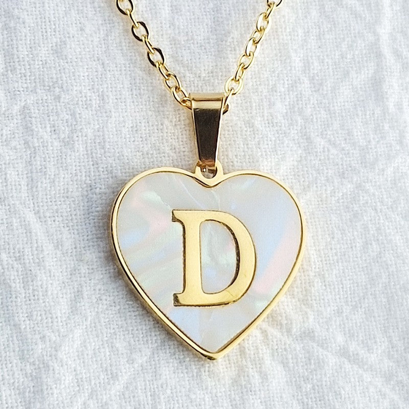Damen Halskette mit herzförmigem Anhänger aus Muschelschale und initialisiertem Design Shop Nory