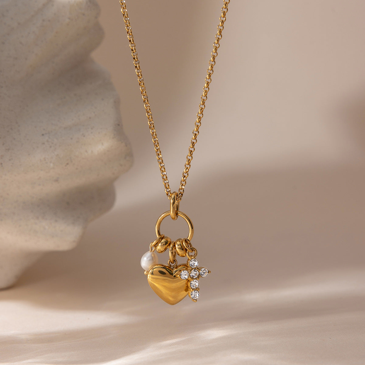 Damen Halskette mit herzförmigem Anhänger und glänzenden Kristallakzenten Shop Nory
