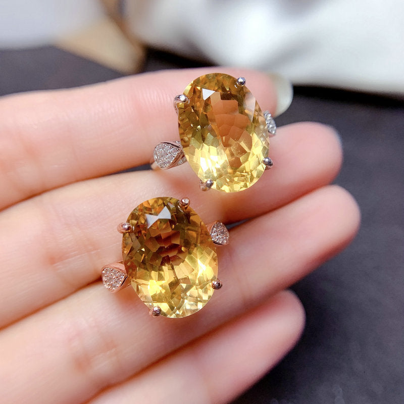 Damen Schmuckring mit ovalem Zitrin und funkelnden Zirkonia Shop Nory