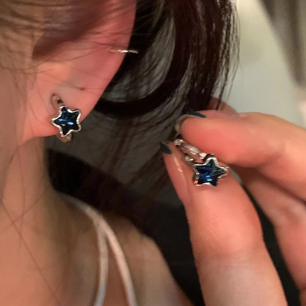 Damen Ring mit funkelndem blauen Sternanhänger und filigranen Details Shop Nory