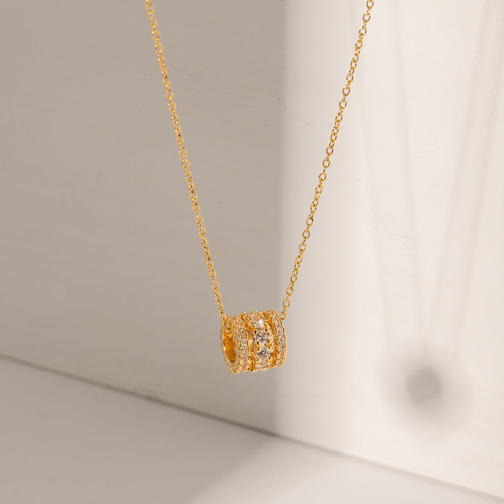 Damen Halskette mit funkelndem Anhänger aus hochglänzendem Edelstahl Shop Nory