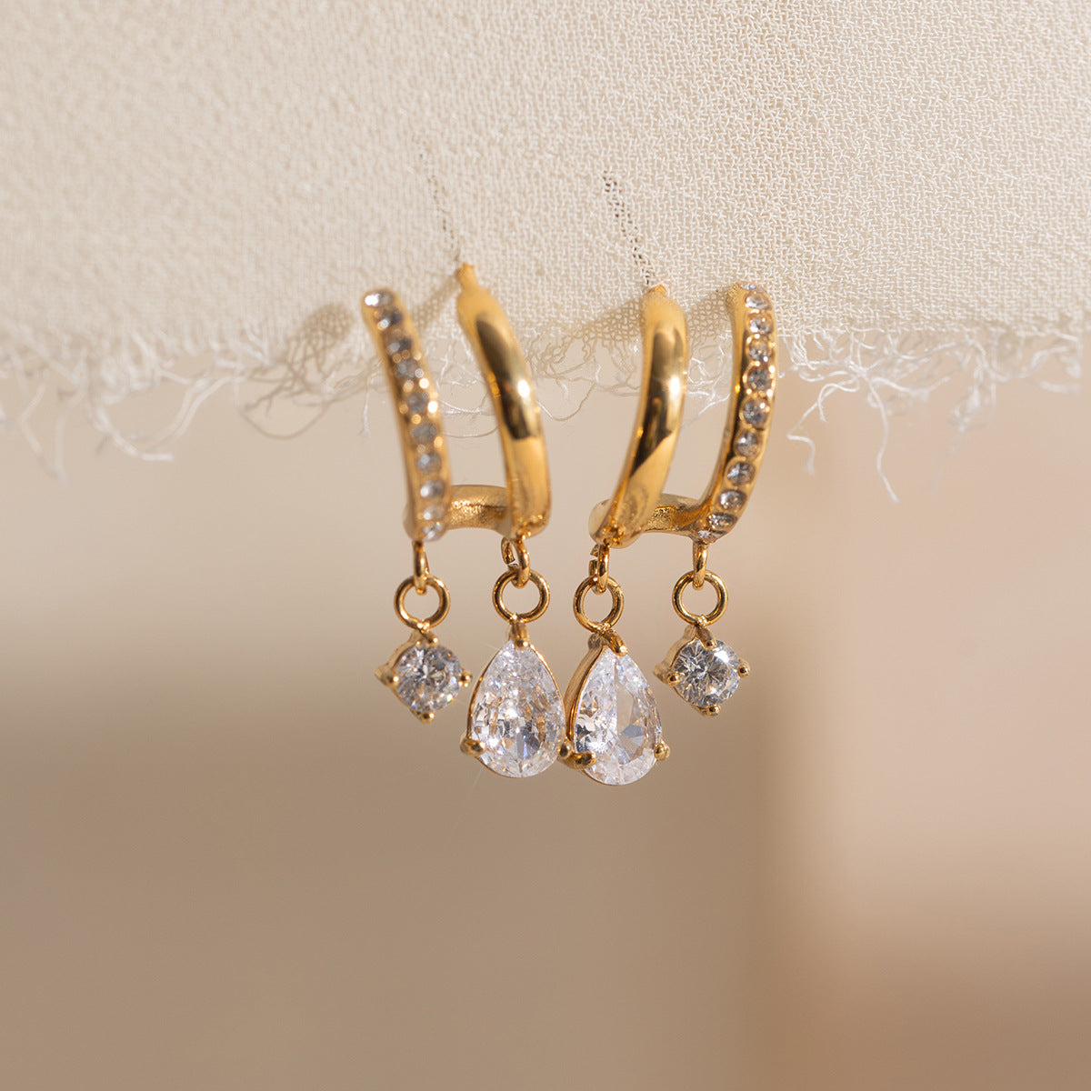 Damen Ohrhänger mit elegantem Tropfenstein und funkelnden Zirkonia Shop Nory