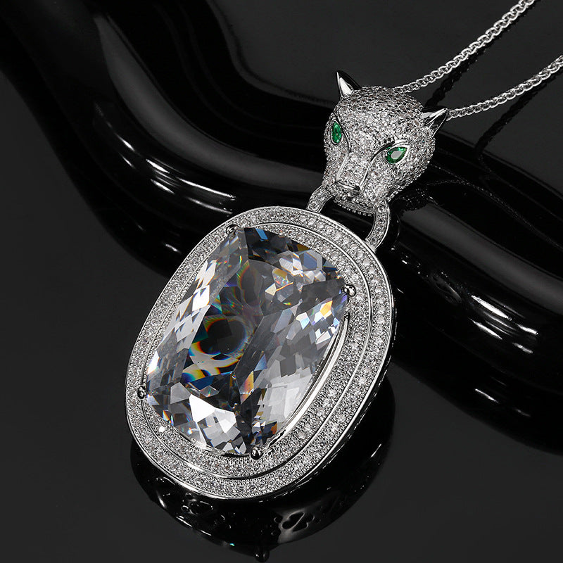 Luxuriöse Panther-Anhänger-Aussagekette mit Pavé aus kubischem Zirkonia und Smaragd-Augenakzenten