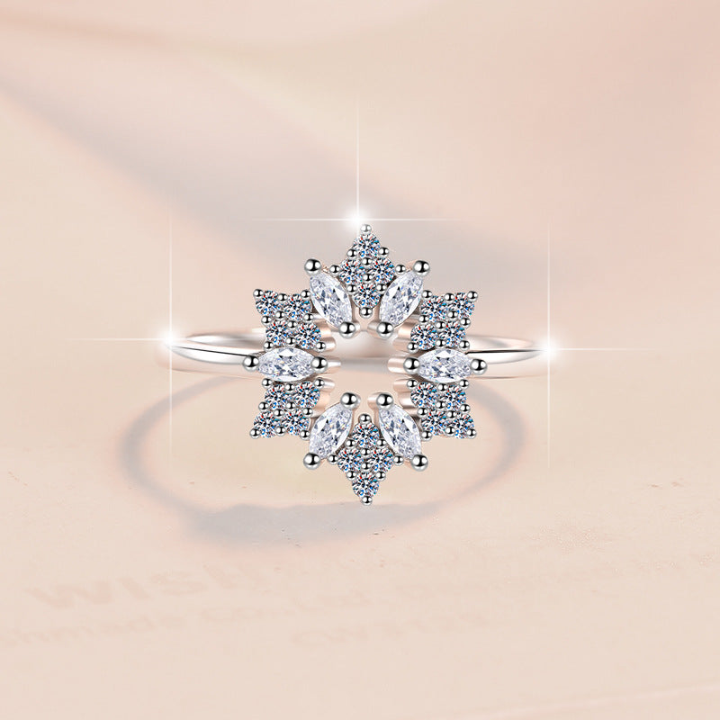 Damen Schmuckring mit funkelndem Design und strahlenförmigen Zirkonia Shop Nory