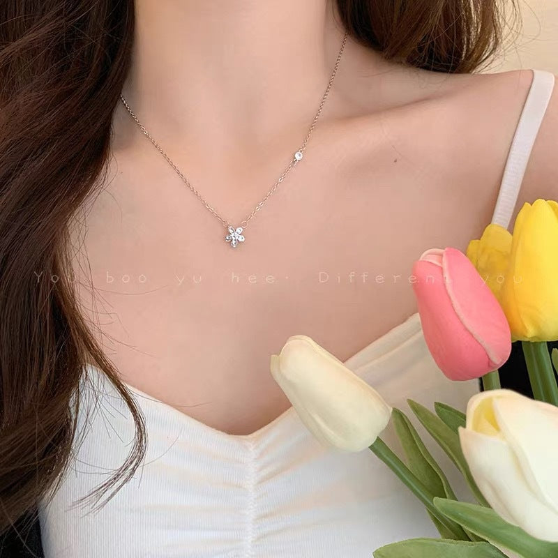 Damen Halskette mit filigranem Blütenanhänger und funkelnden Zirkonia Shop Nory