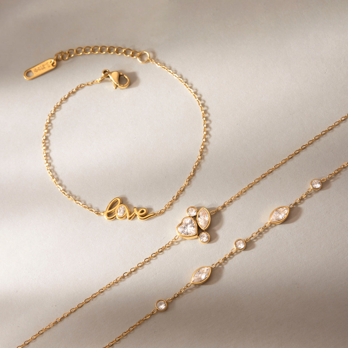 Damen Armband mit eleganter "Love"-Prägung aus hypoallergenem Edelstahl Shop Nory