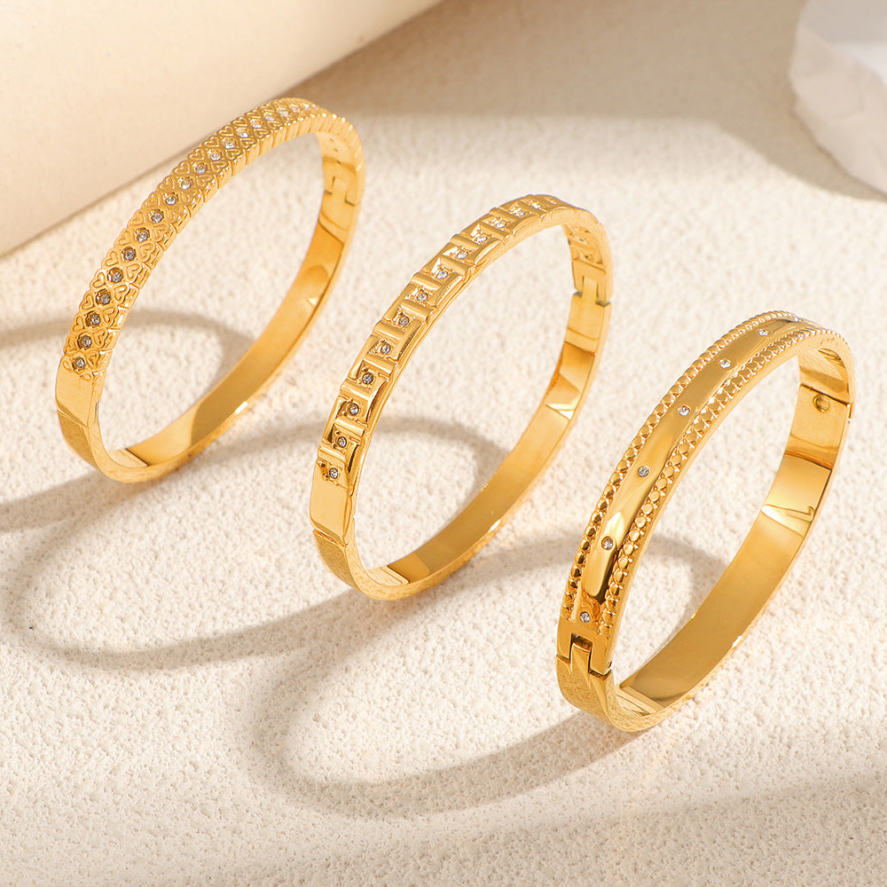 Damen Armreif mit funkelnden Zirkonia und strukturiertem Design Shop Nory