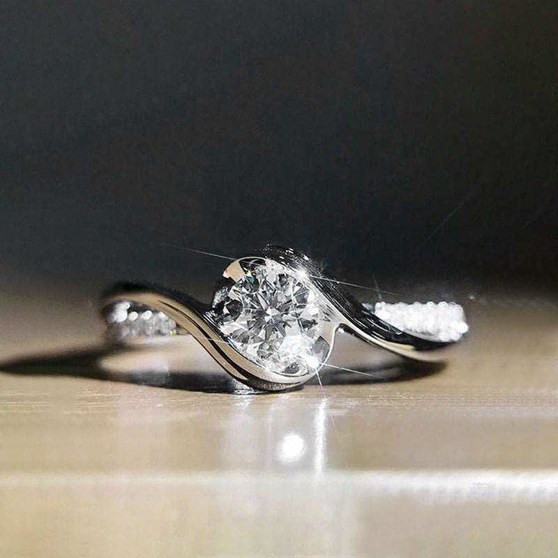 Damenring mit elegantem Twist-Design und funkelndem Zirkonia Shop Nory