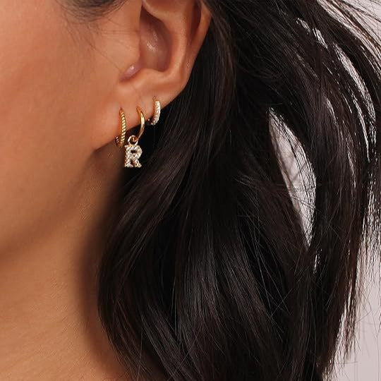Damen Ohrringe mit funkelndem Initial-Anhänger und stilvollem Design Shop Nory