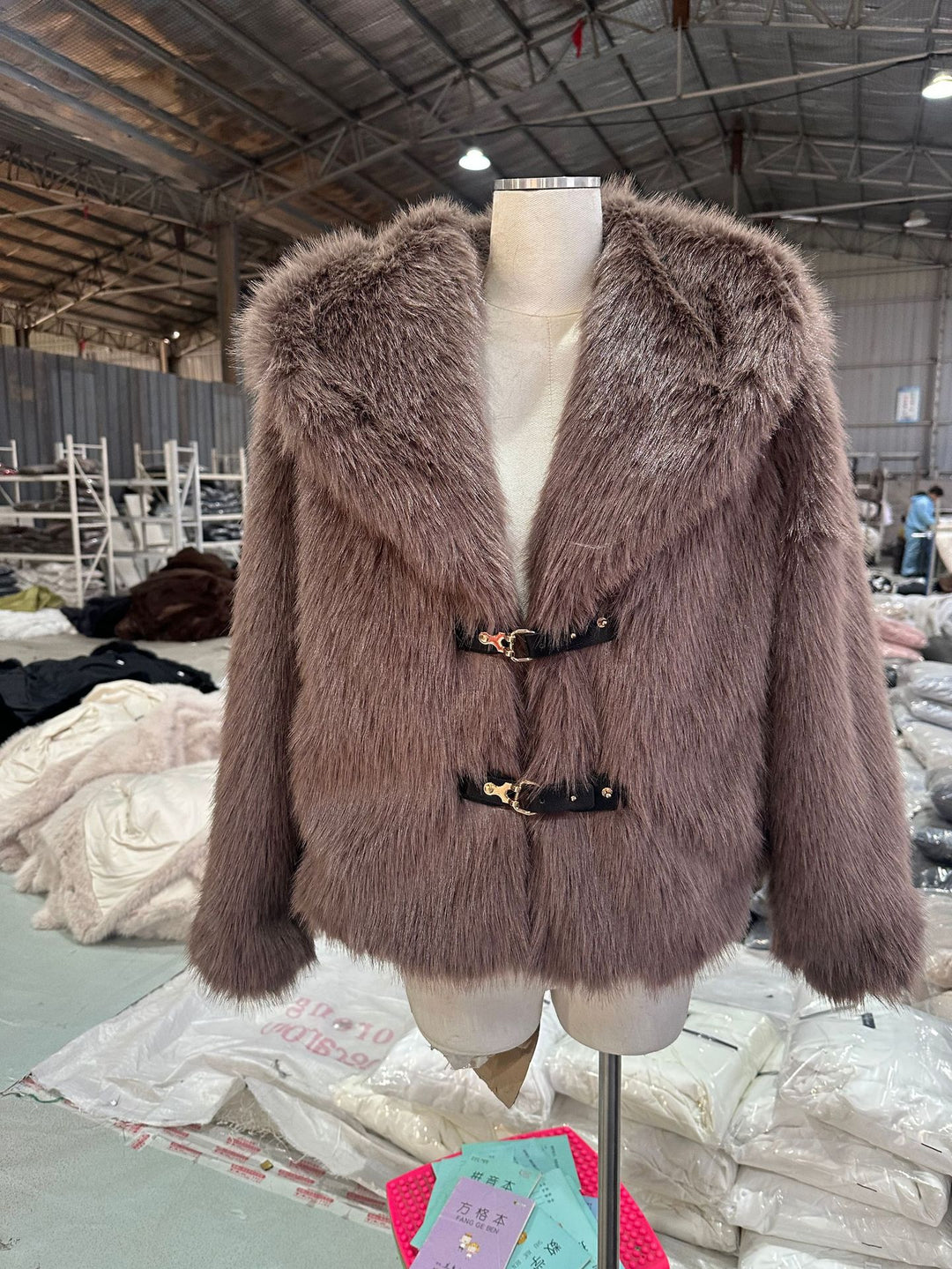 Damen Kurzjacke aus luxuriösem Kunstpelz mit Schalkragen und dekorativen Schnallenverschlüssen Shop Nory
