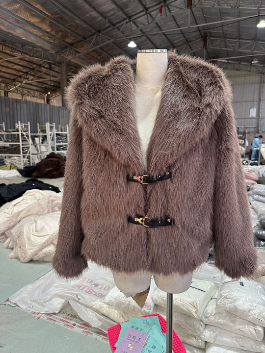 Damen Kurzjacke aus luxuriösem Kunstpelz mit Schalkragen und dekorativen Schnallenverschlüssen Shop Nory