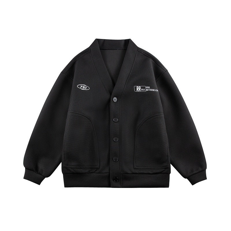 Unisex Boxy-Strickjacke im Waffelstrick mit V-Kragen, durchgehender Knopfleiste und aufgesetzten Rundtaschen Shop Nory