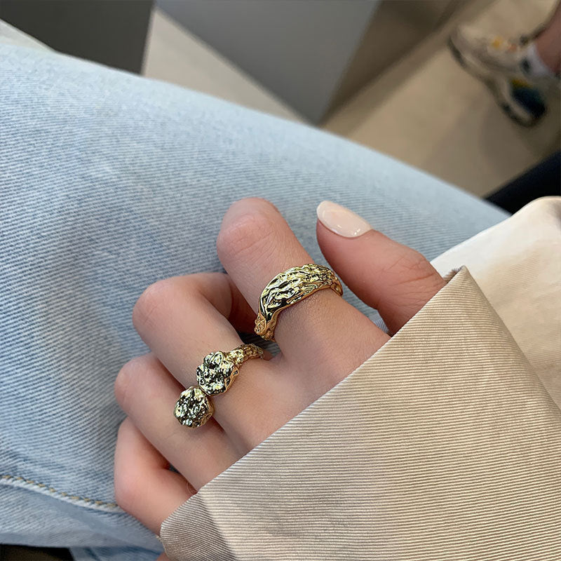 Damenring mit geschwungenem, kunstvollem Design und strukturierten Oberflächen Shop Nory