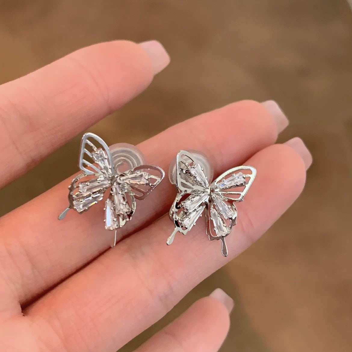 Damen Ohrringe im eleganten Schmetterlingsdesign mit funkelnden Kristallen Shop Nory
