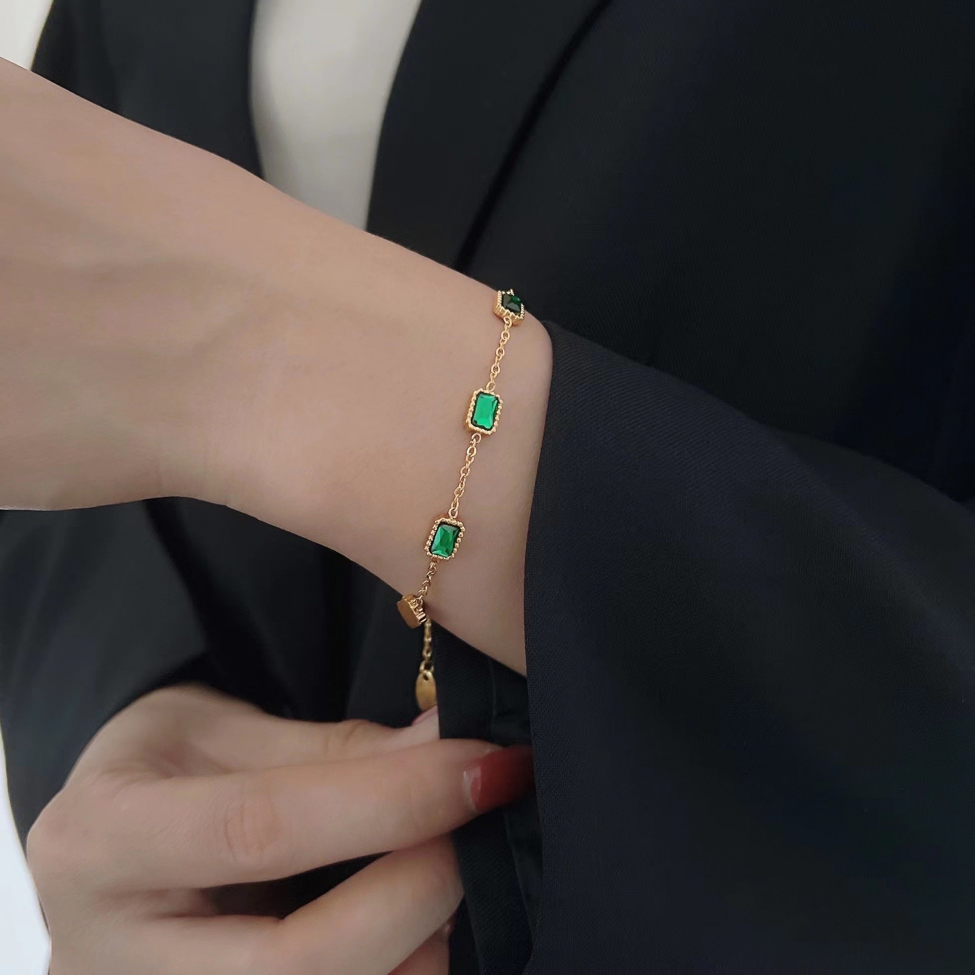 Damen Armband mit funkelnden grünen Steinen und hochwertiger Vergoldung Shop Nory
