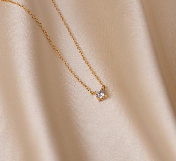 Damen Halskette mit funkelndem Zirkonia-Anhänger und zartem Kettendesign Shop Nory