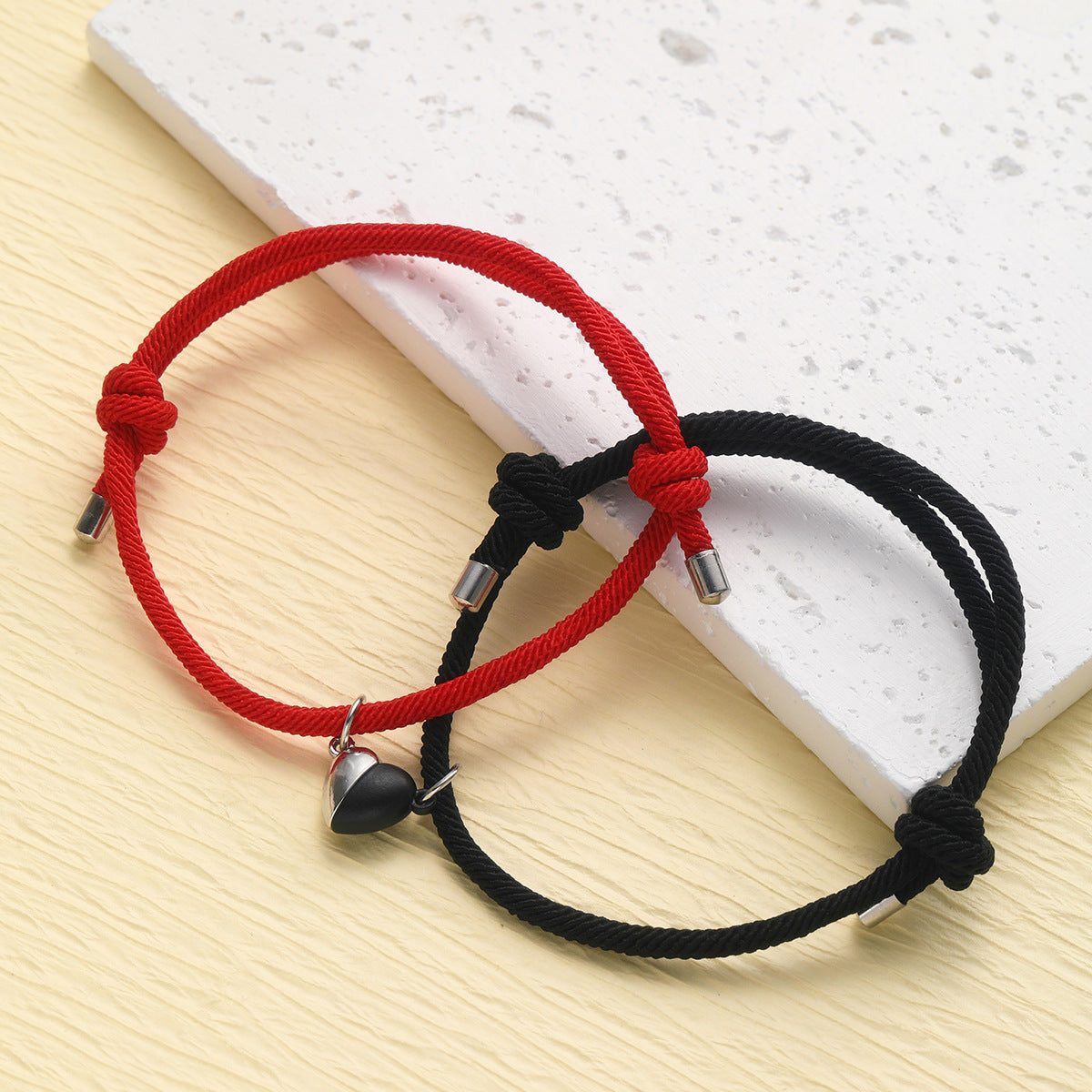 Damenarmband aus feinem elastischen Material mit herzförmigen Anhängern Shop Nory