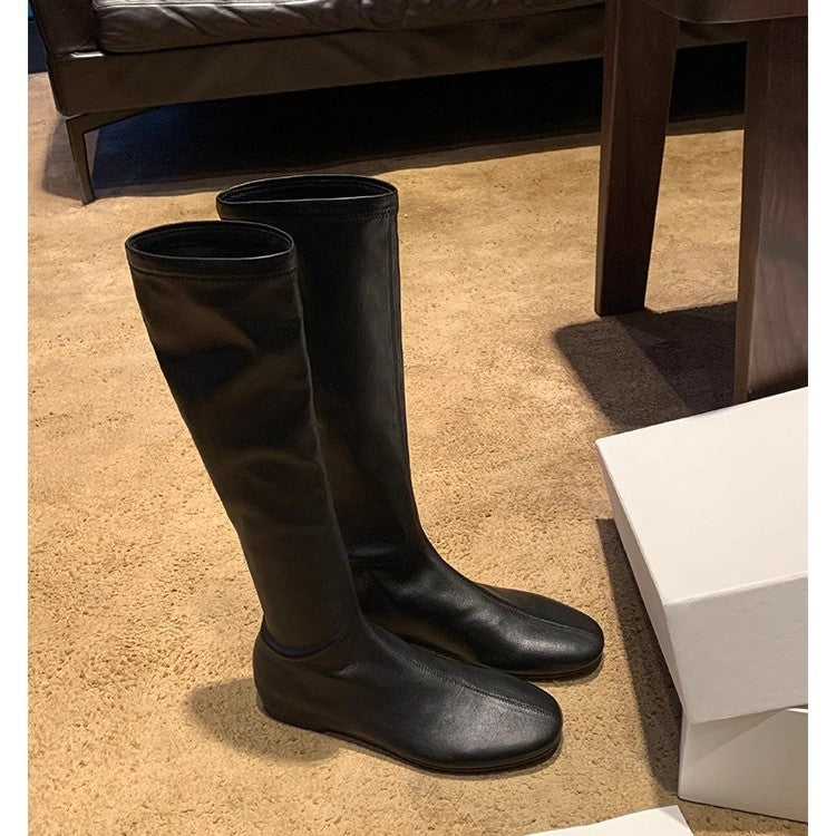 Damen Lederstiefel kniehoch mit schlanker Silhouette und flachem Absatz Shop Nory