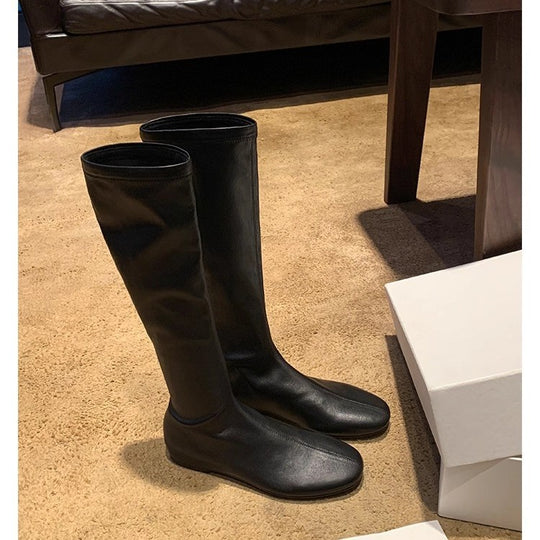 Damen Lederstiefel kniehoch mit schlanker Silhouette und flachem Absatz Shop Nory