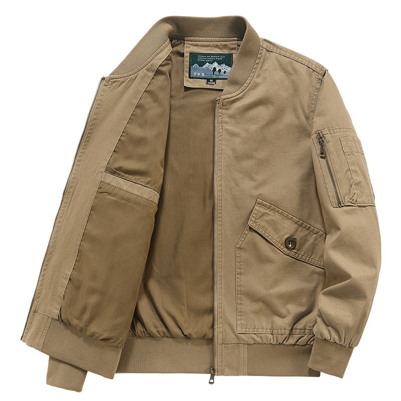 Herren leichter Canvas‑Bomber im Pilotencut mit Zip‑Ärmeltasche und schräg aufgesetzten Pattentaschen Shop Nory