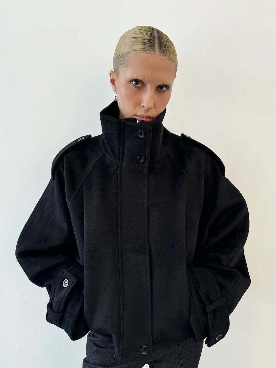 Damen Kurze Oversize Wolljacke mit Stehkragen und Schulterklappen Shop Nory