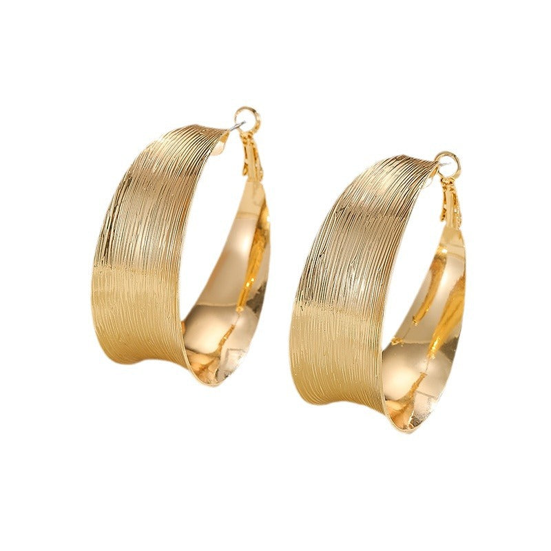 Damen Creolen im eleganten und geschwungenen Design Shop Nory
