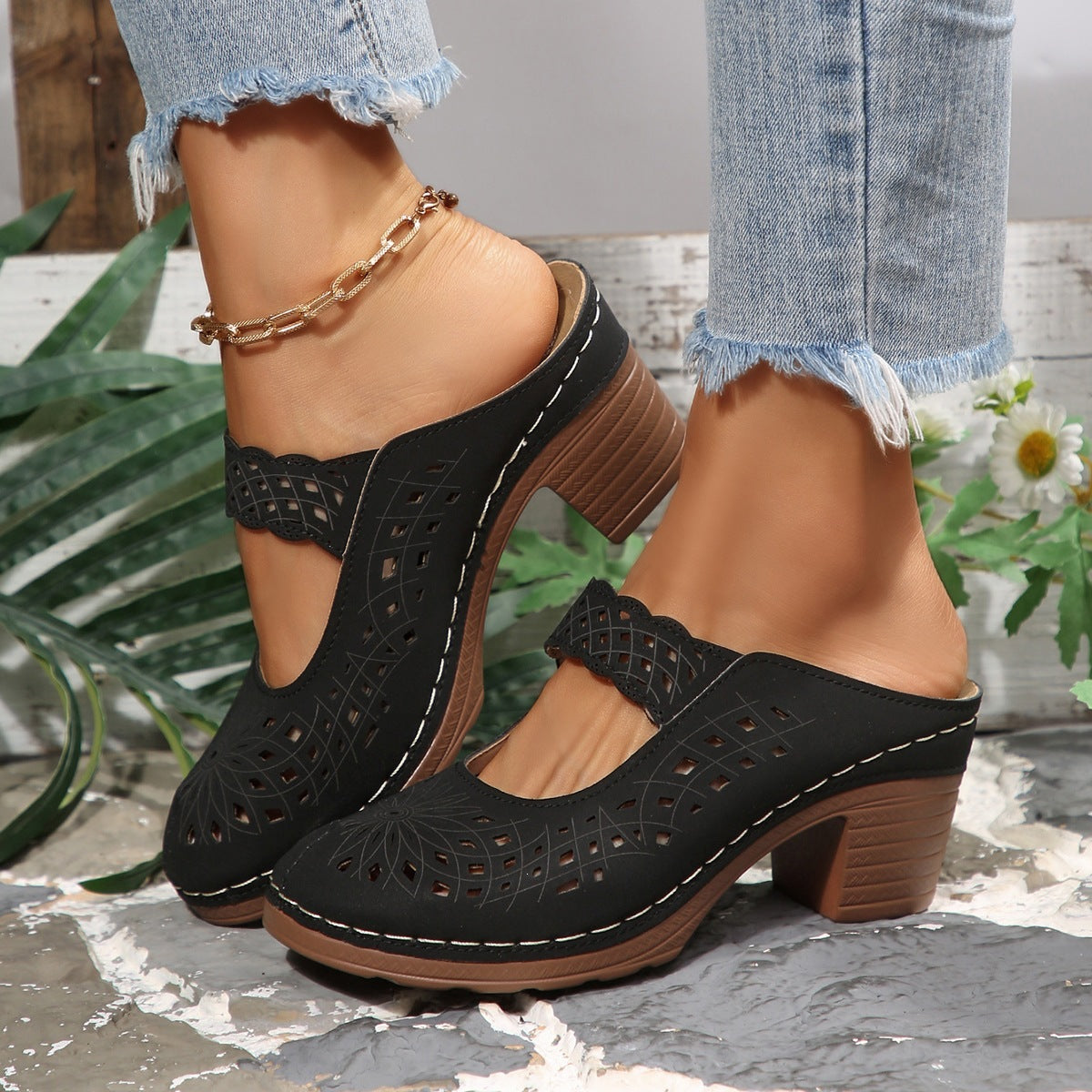 Damen Modische Clogs mit floralem Cut-Out-Design und komfortablem Blockabsatz
