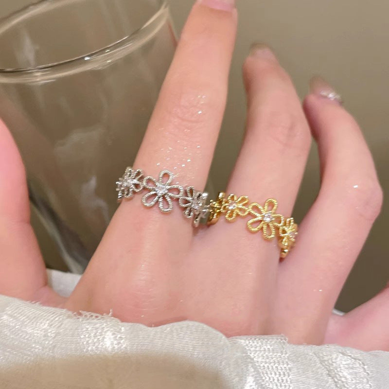 Damen Zarter Blumenring mit funkelnden Zirkonia-Steinen Shop Nory