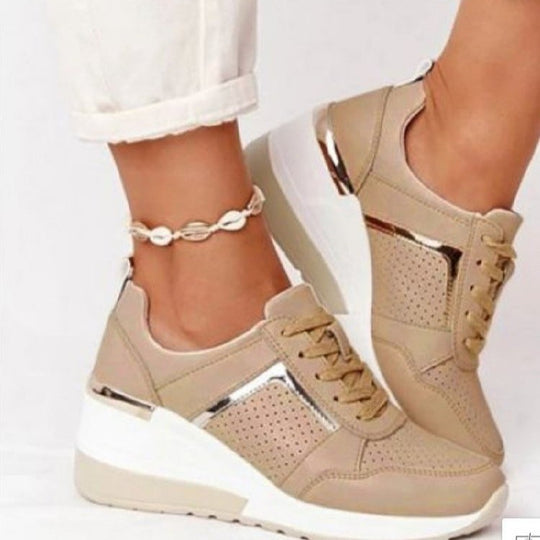 Damen Keil-Sneaker mit perforiertem Obermaterial, gepolstertem Komfortkragen und reflektierenden Metalldetails Shop Nory