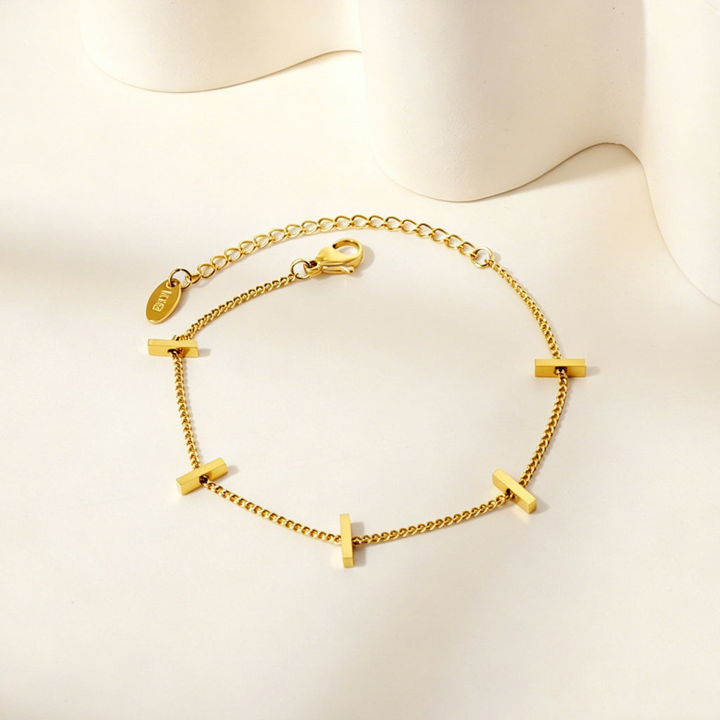 Damen stilvolles Armband aus hochwertigem Edelstahl mit goldenem Kreuzdesign Shop Nory