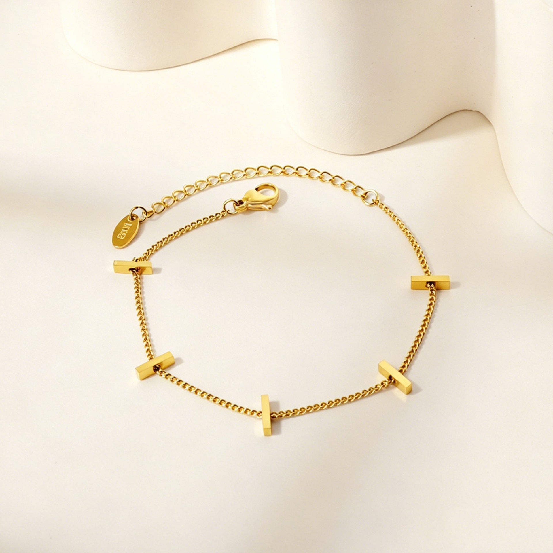 Damen stilvolles Armband aus hochwertigem Edelstahl mit goldenem Kreuzdesign Shop Nory