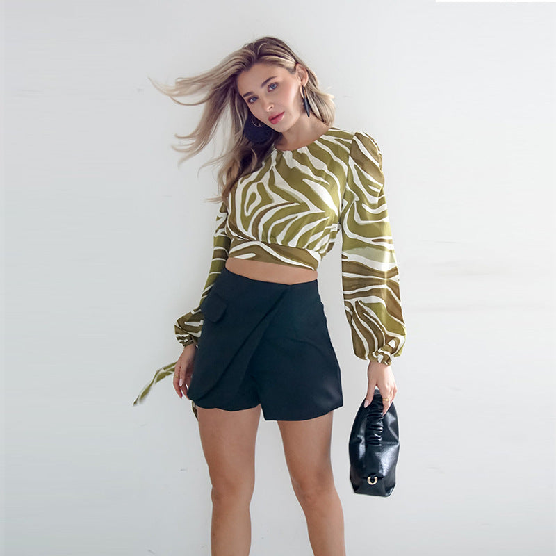 Damen Bauchfreies Wickel-Crop-Top mit Puffärmeln und abstraktem Animal-Print Shop Nory