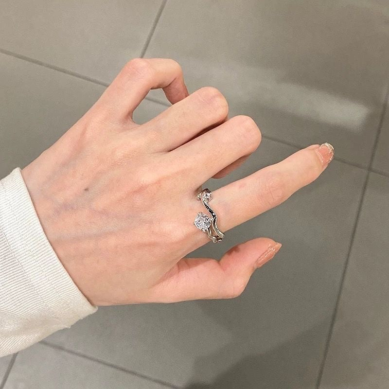 Damen kunstvoll gestalteter Ring mit glänzenden Zirkonia Shop Nory