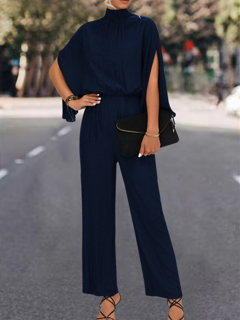 Damen Eleganter Jumpsuit mit fließendem Cape-Design und hochgeschlossenem Ausschnitt
