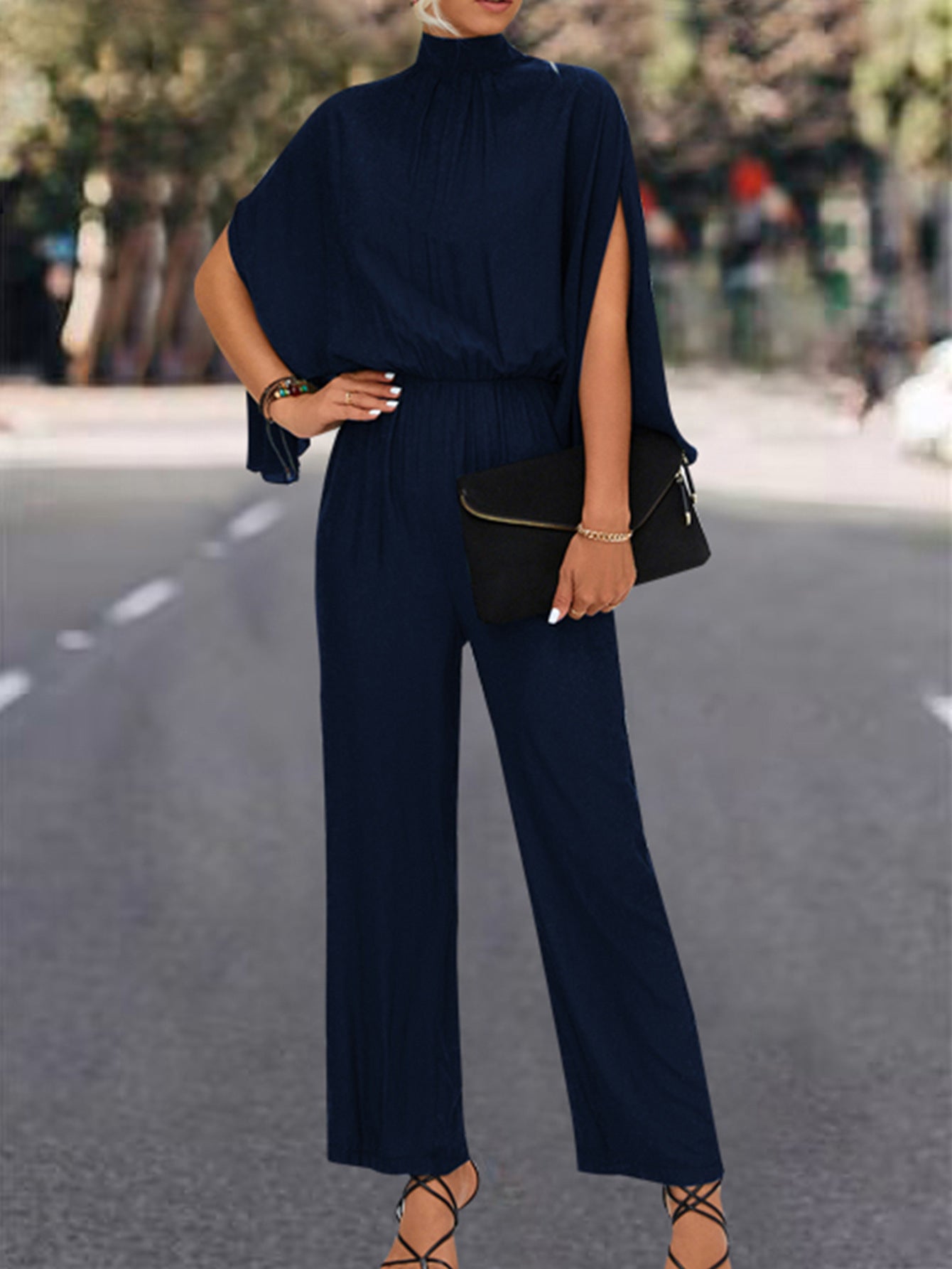 Damen Eleganter Jumpsuit mit fließendem Cape-Design und hochgeschlossenem Ausschnitt