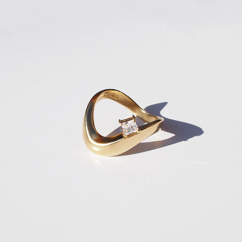 Damenring mit geschwungenem Design und quadratischem Zirkonia Shop Nory