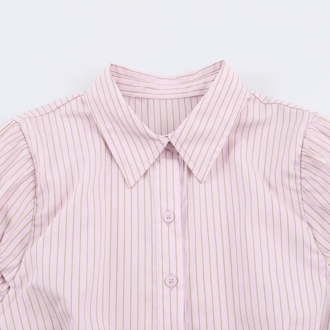 Damen Taillierte Kurzarm-Bluse mit Schößchen, Hemdkragen und feinem Nadelstreifen Shop Nory
