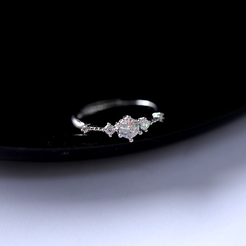 Damen eleganter Ring mit funkelndem Zirkonbesatz und verspieltem Design Shop Nory