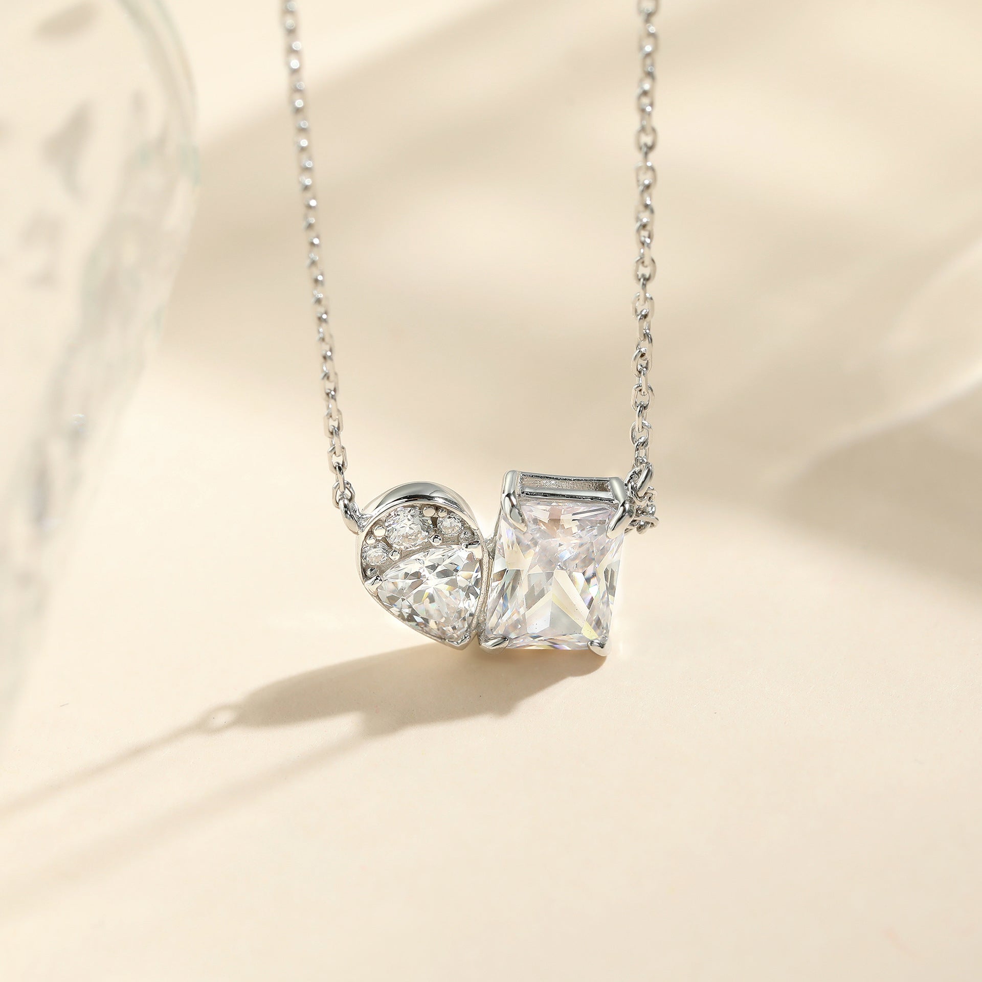 Damen-Halskette mit elegantem Anhänger und funkelnden Zirkonia-Shop Nory
