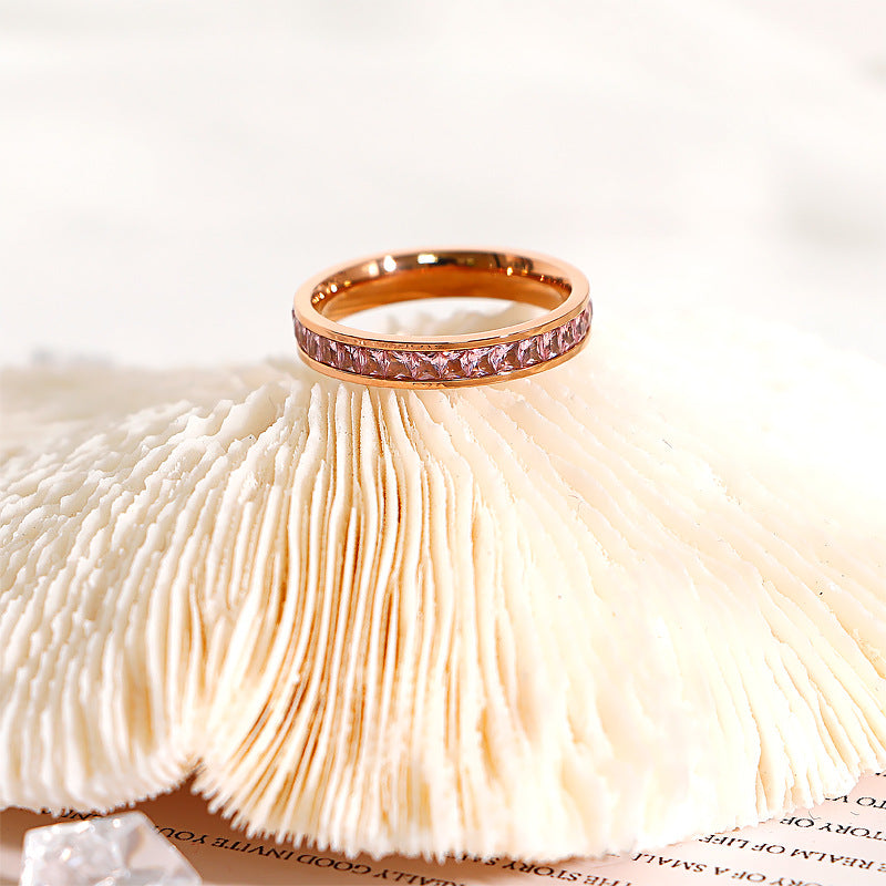 Damen Ring mit funkelnden lila Swarovski-Kristallen und polierter Oberfläche Shop Nory