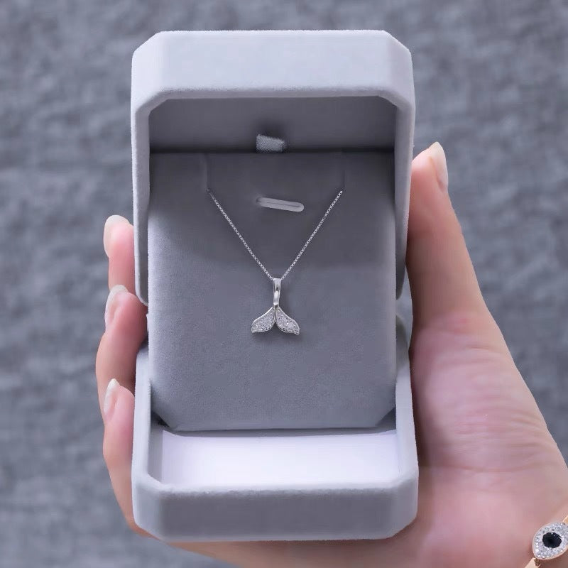 Damen Halskette mit elegantem Walflossenanhänger und funkelnden Zirkonia Shop Nory