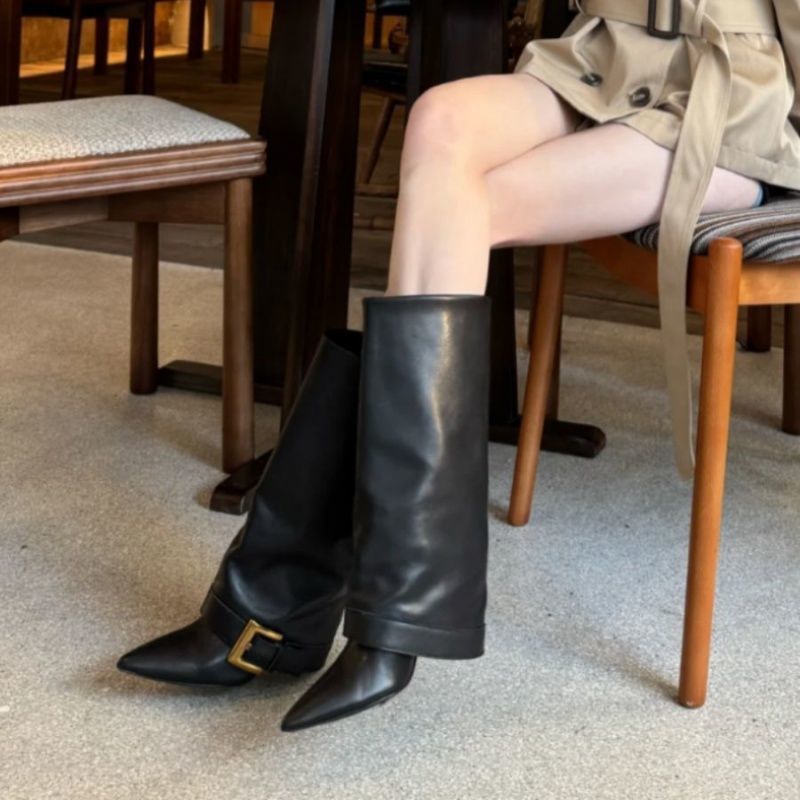 Damen Kniestiefel mit spitzer Zehenpartie, schlankem Schaft und dekorativer Schnallenapplikation Shop Nory