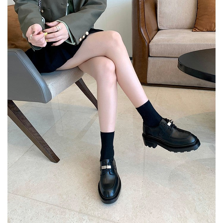 Damen Chunky‑Loafer mit profilierter Lug‑Sohle, breitem Riemen und metallischer Zierkappe Shop Nory