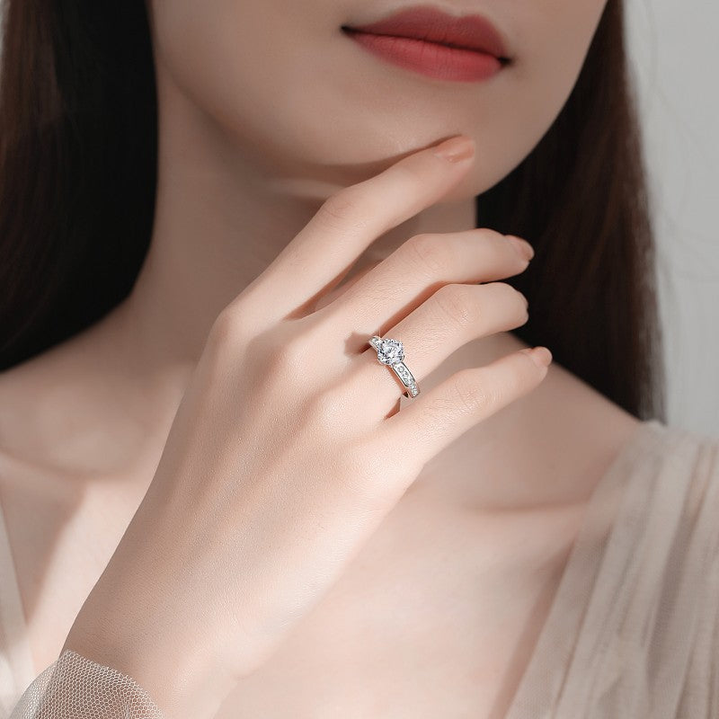 Damenring mit funkelndem rundem Zirkonia und eleganter Detailverzierung Shop Nory