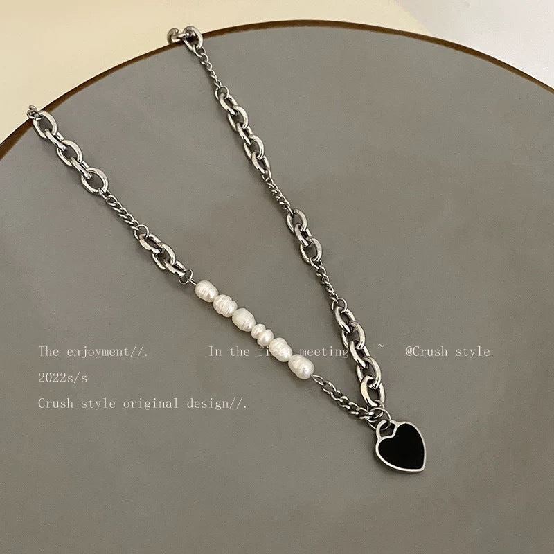 Damen Kette mit Herzanhänger und klassischen Perlendetails Shop Nory