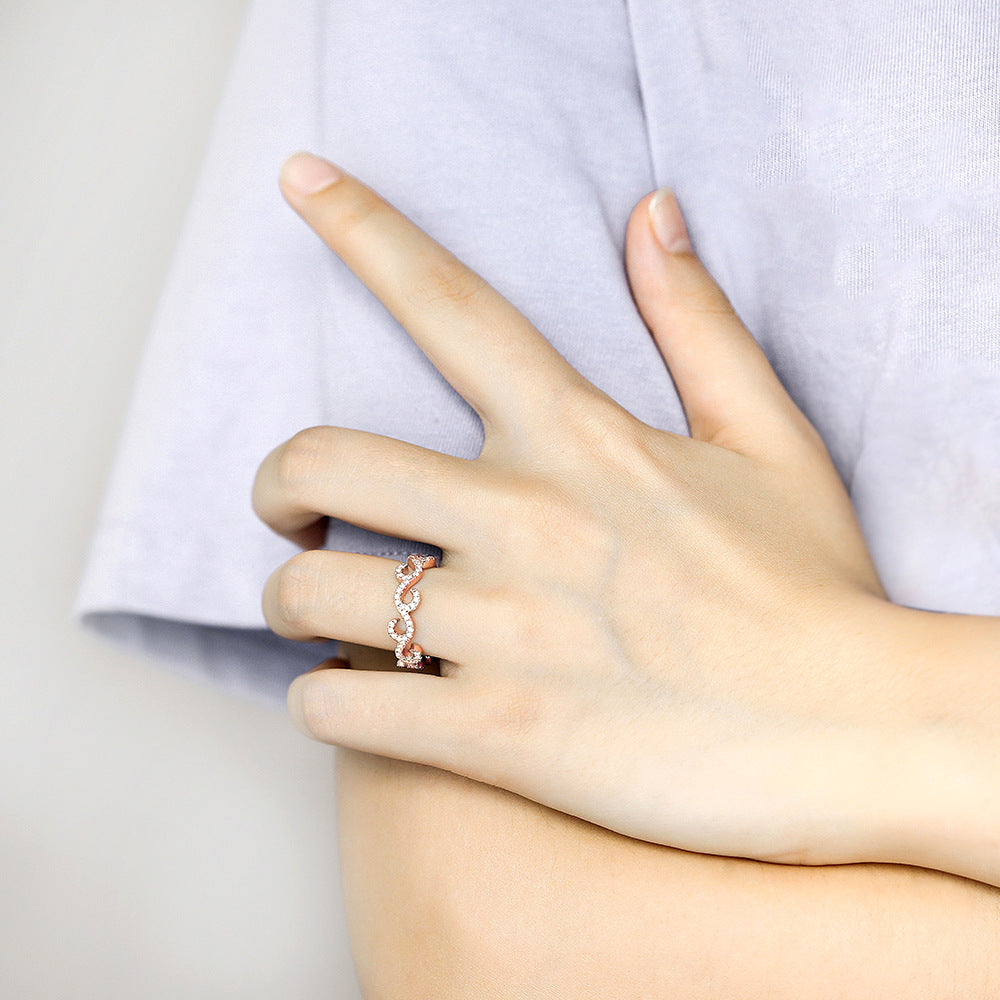 Damen Ring mit geschwungenem Design und funkelnden Zirkonia-Details Shop Nory