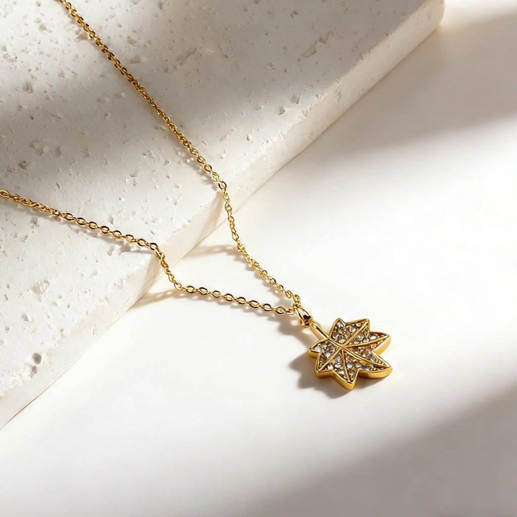 Damen Halskette mit kunstvollem Ahornblatt-Anhänger aus goldplattiertem Edelstahl und brillantem Kristallbesatz Shop Nory