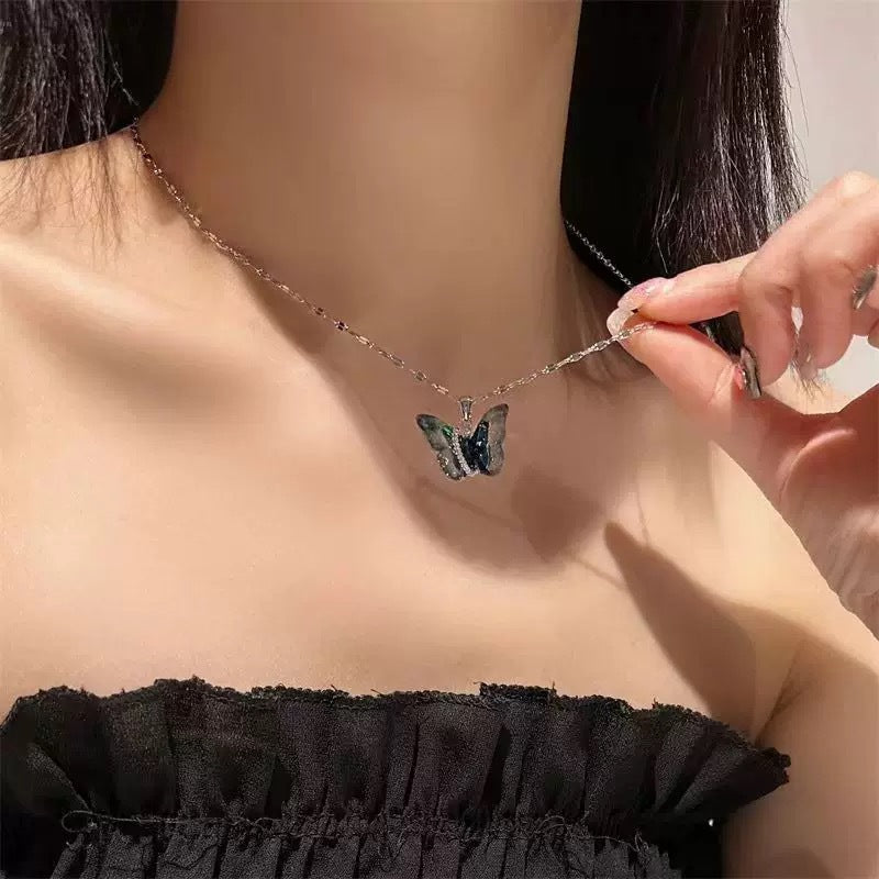 Damen Halskette mit schimmerndem Schmetterlingsanhänger und verspieltem Design Shop Nory